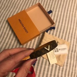 Authentic essential v Louis Vuitton bracelet